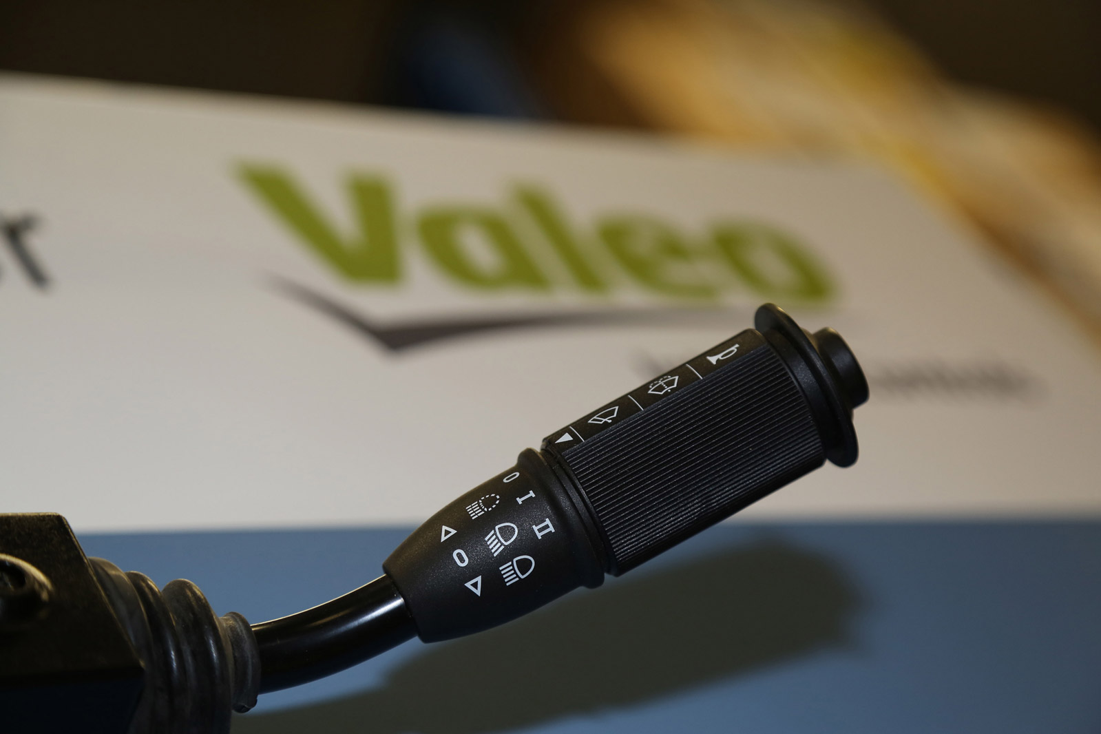 Valeo Lenkstockhebel in Nahaufnahme mit Licht- und Wischersymbolen vor Valeo-Verpackung