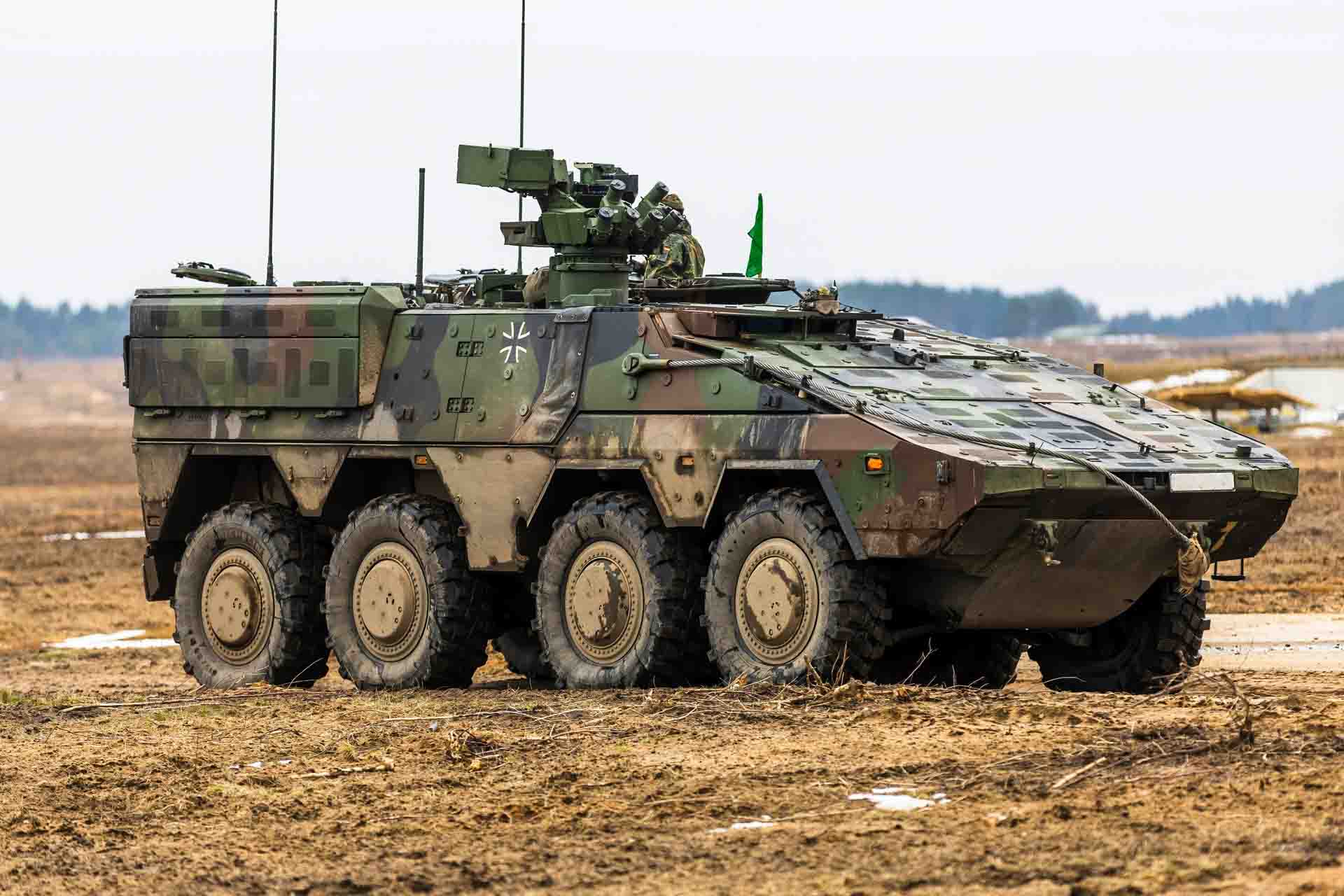 Gepanzertes Radfahrzeug der Bundeswehr im Tarnmuster auf einem Truppenübungsplatz